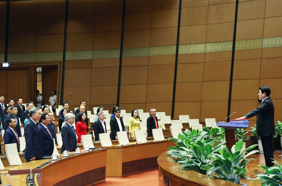 当选后，新任国家主席梁强宣誓就职。图自越通社