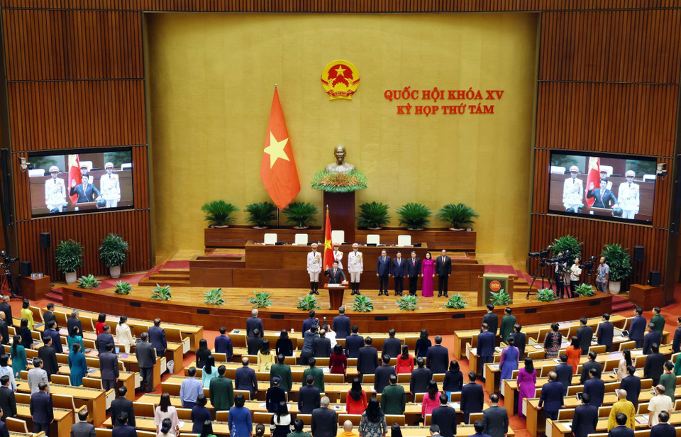 越南政府总理范明政、国会主席陈青敏、越南祖国阵线中央委员会主席杜文战以及各位国会副主席向越共中央总书记苏林和国家主席梁强赠送鲜花。图自越通社