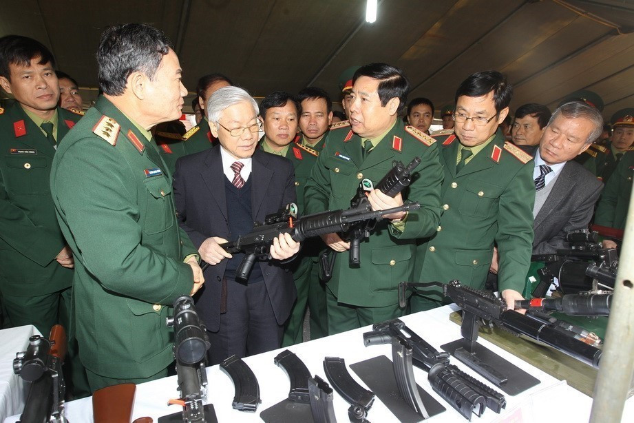 2013年12月28日，阮富仲总书记出席2013年军事工作总结会议并参观国防科技产品展。图自越通社