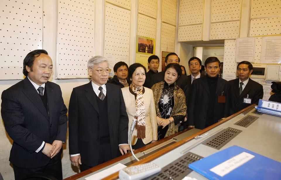2009年1月29日，越南国会主席阮富仲走访河内广播电视台发射传输部门。图自 越通社