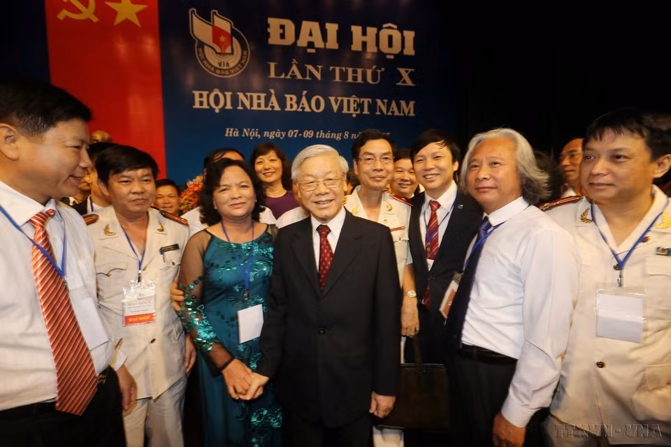 越共中央总书记阮富仲与出席2015——2020年任期越南新闻工作者协会第十次全国代表大会的代表合影。图自 越通社