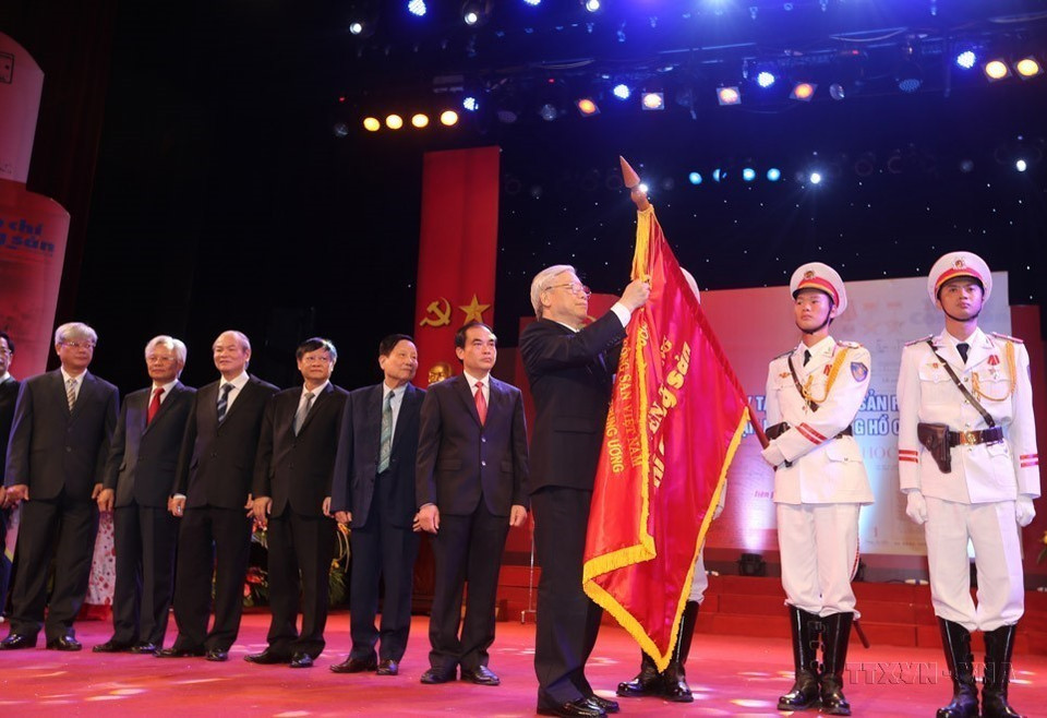 值此越南《共产杂志》创刊85周年之际，越共中央总书记阮富仲向《共产杂志》报社授予胡志明勋章。图自 越通社