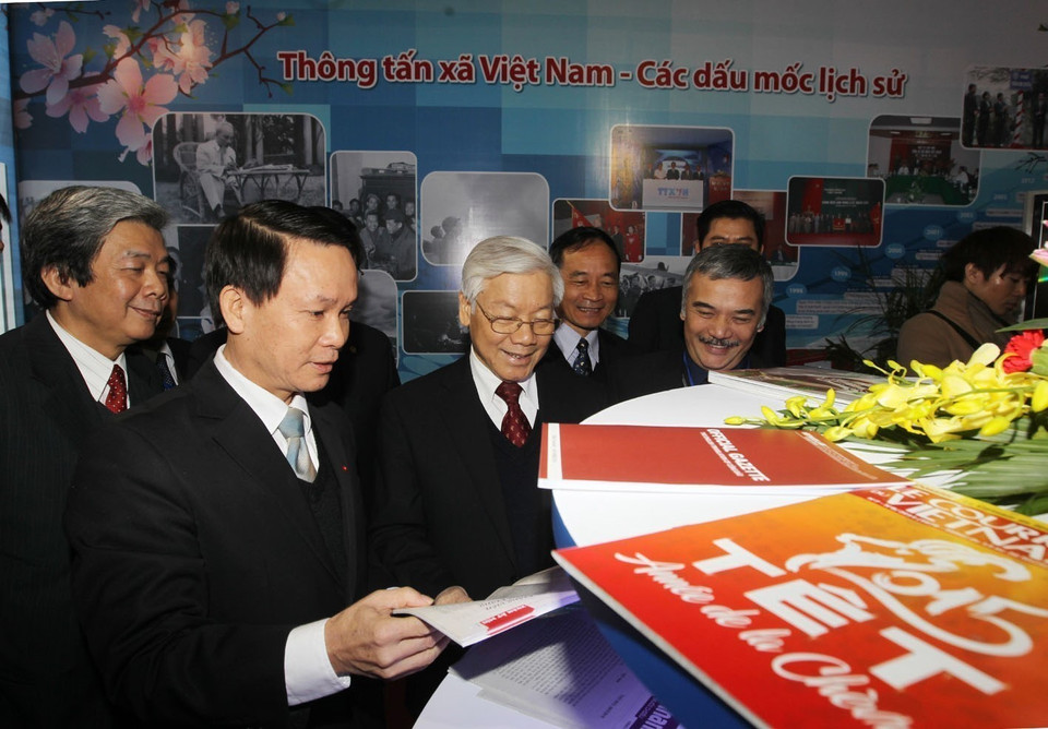 越共中央总书记阮富仲探访越南通讯社2015乙未年春节报刊展 。图自 越通社