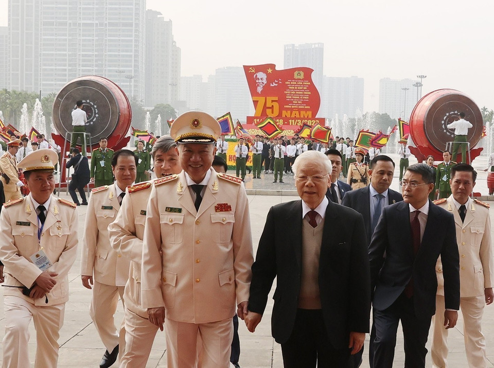 越共中央总书记阮富仲出席 “人民公安学习和实践胡伯伯六条教诲”75周年纪念典礼暨人民公安力量传统日75周年纪念典礼。图自越通社