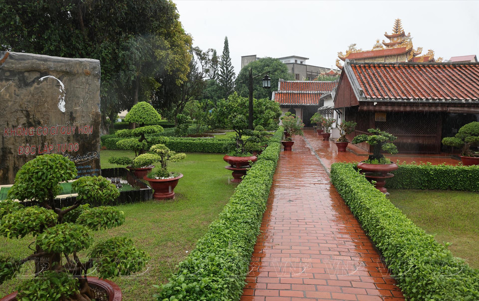 尽管面积不大，但育青学校的校园设计和布置非常美丽。图自越通社