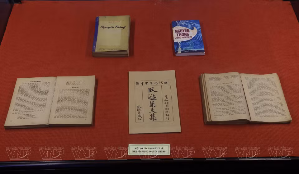 学校内展示爱国志士阮通的一些作品。图自越通社