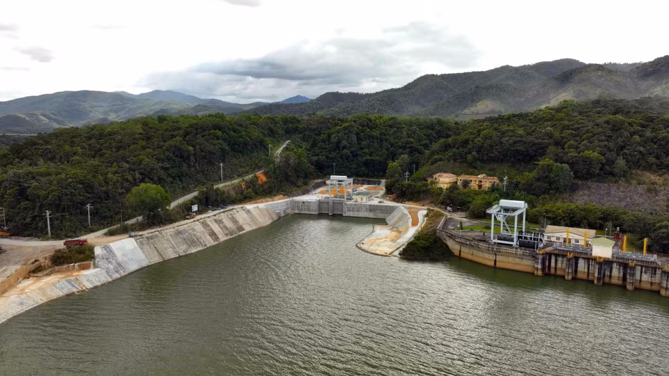 Ialy水电站及Ialy水电站扩建的水库取水口（嘉莱省诸巴（Chư Păh）县亚利（Ia Ly）镇）。图自 越通社