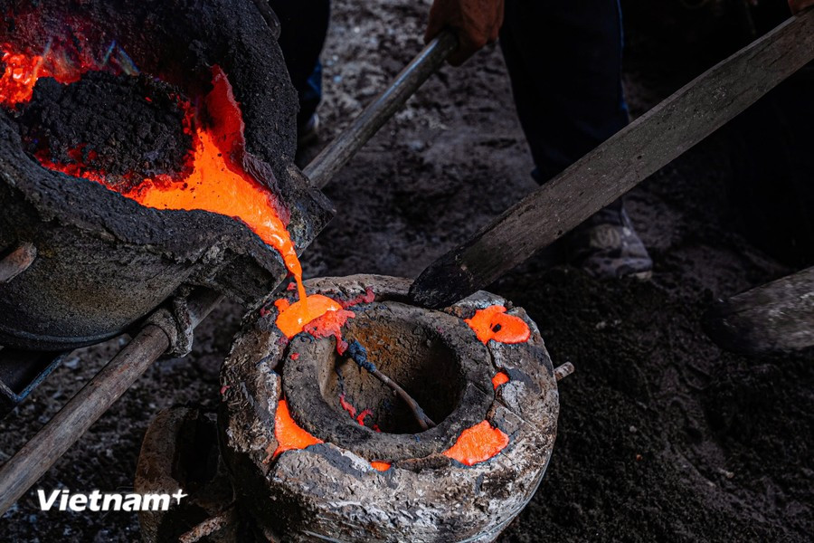 随着国家历史的变迁，五社铸铜手工艺也经历了诸多波折。但怀着对铸铜工艺的热爱与执着，五社工匠们仍然努力提升技能，致力于让这一传统工艺不被遗忘。图自 越通社《越南画报》