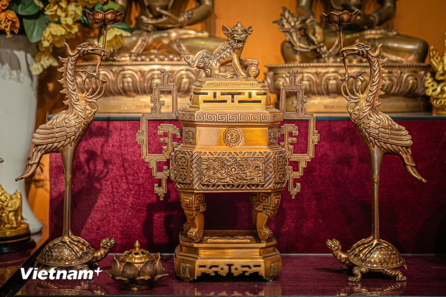 五社铸铜手工艺村的主要产品包括香炉、鼎、蜡烛灯、花瓶等供奉用品。图自 越通社《越南画报》