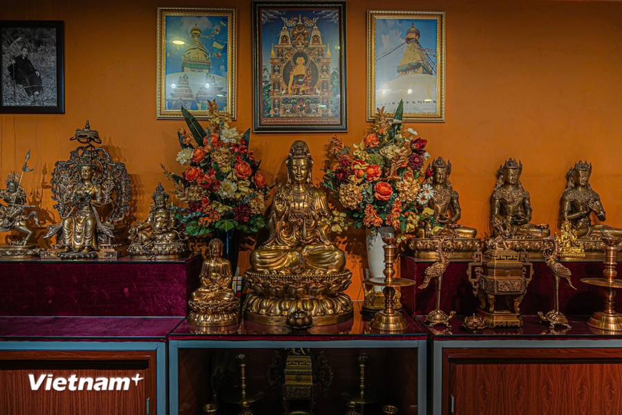 佛像和菩萨像等产品是五社铸铜手工艺村的特色产品。图自 越通社《越南画报》