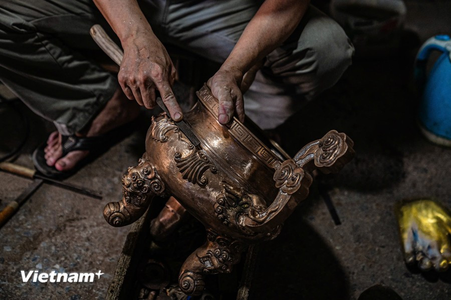 为了铸造铜制品，需经过多道复杂的工序。图自 越通社《越南画报》