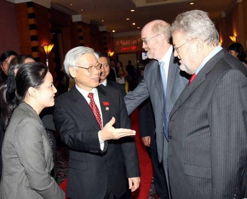 越南国会主席阮富仲会见出席于2010年9月21日在河内举行的第31届东盟议会联盟大会的各国代表团。图自 越通社