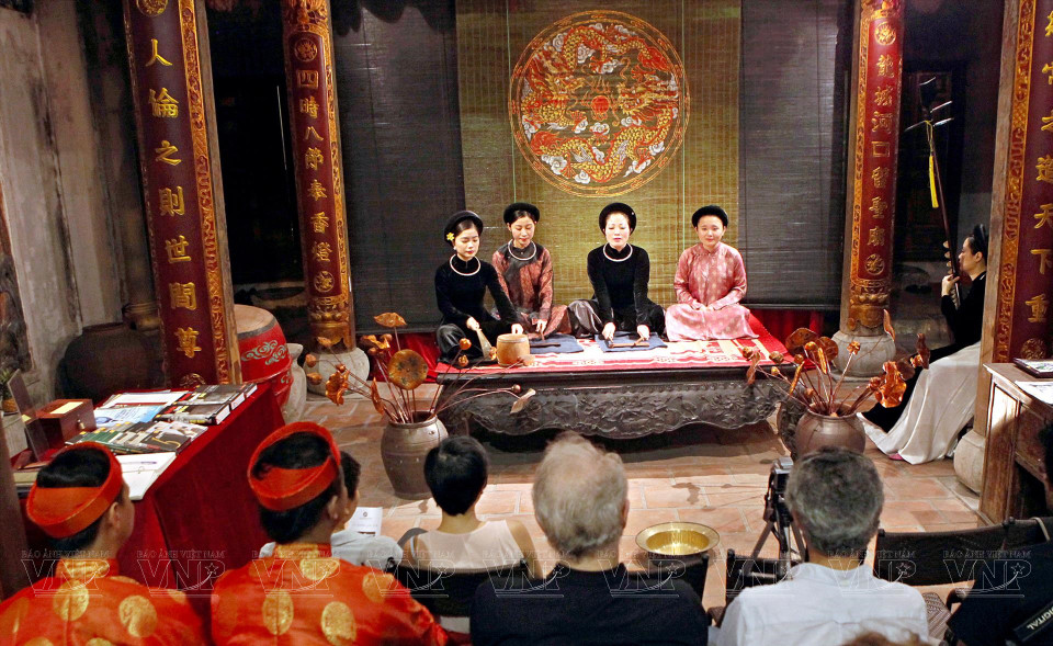 2009年，越南歌筹被联合国教科文组织承认为急需保护的非物质文化遗产。迄今歌筹演出于每周末在河内老城区举行。图自 越通社《越南画报》