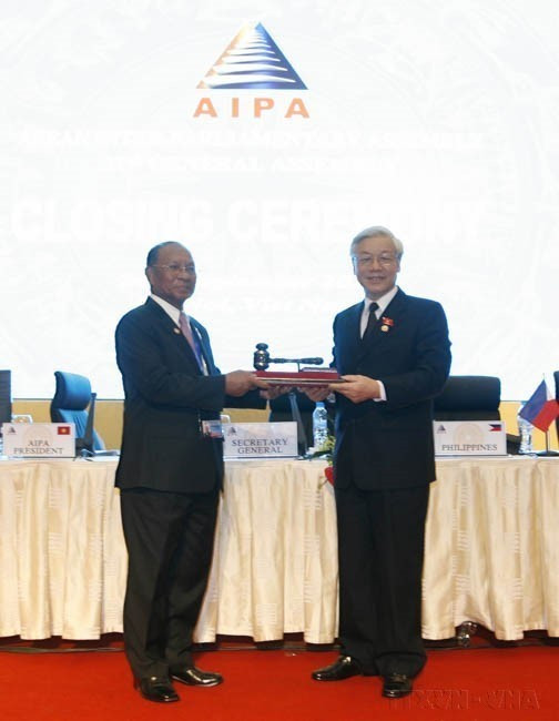 越南国会主席、第31届东盟议会联盟大会主席阮富仲于2010年9月24日向柬埔寨国会主席韩桑林移交第32届东盟议会联盟大会主席一职。图自 越通社