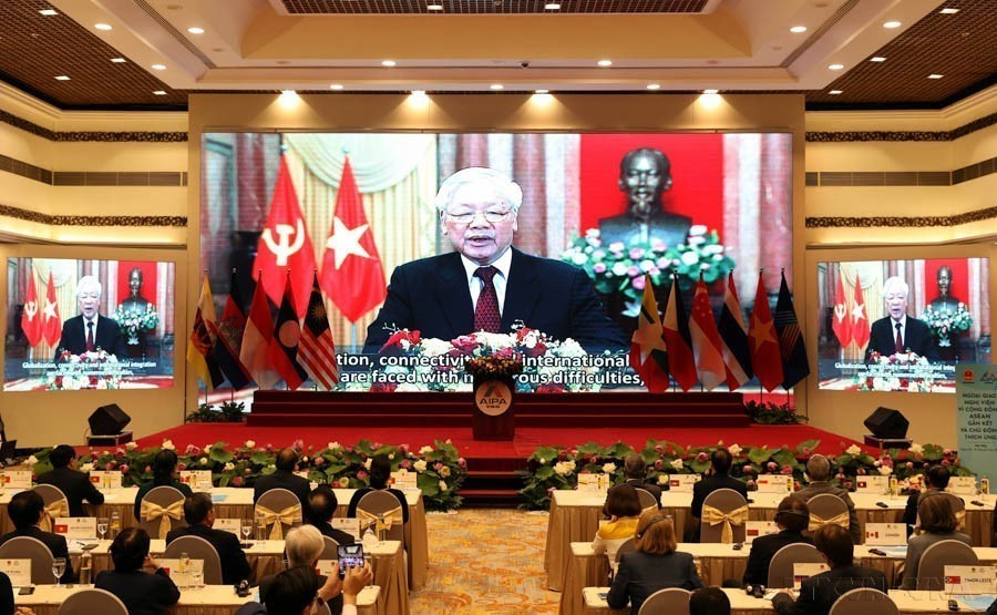 越共中央总书记、国家主席阮富仲出席于2020年9月8日在河内举行的第41届东盟议会联盟大会开幕式，并通过线上形式致辞。图自 越通社