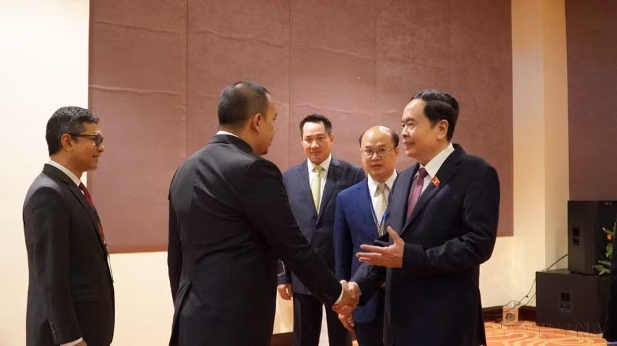 越南国会常务副主席陈青敏接见了参加于2023年7月10日至11日在富国岛举行的东盟议会联盟大会咨询小组第14次会议）的各国代表团。图自 越通社