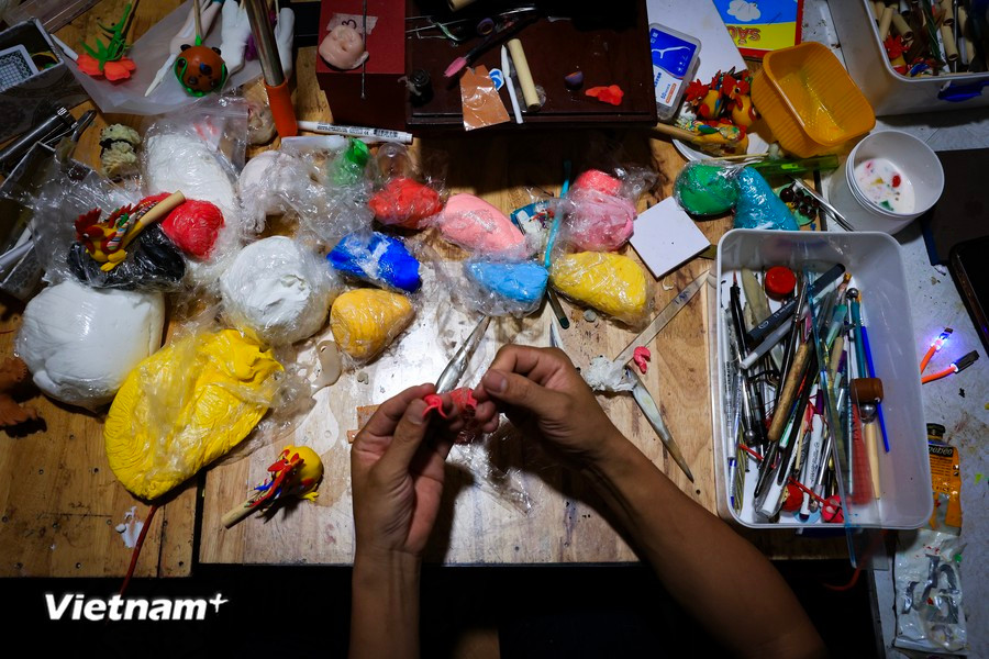 凭借心灵手巧和满腔热情，邓文浩艺人不仅致力于保护与传承捏塑这一传统手工艺，还激发了年轻一代对传统艺术的热爱，极大提升了民间艺术品在现代生活中的价值。图自 越通社Vietnam+