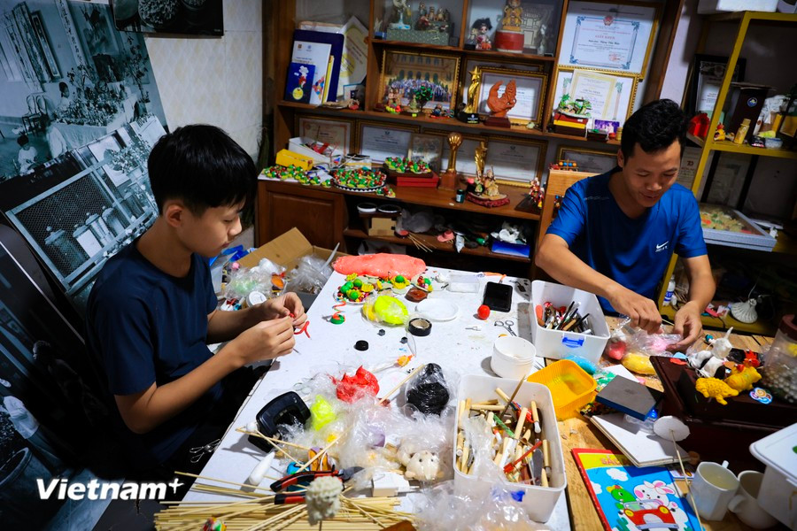 在与捏塑这一传统手工艺打交道超过20年的岁月里，许多徒弟跟随他学习，成为了技艺精湛的工匠。但或许对他来说，最大的喜悦莫过于儿子延续了他的执着，成为捏塑手工艺传承与保护的积极参与者。图自 越通社Vietnam+