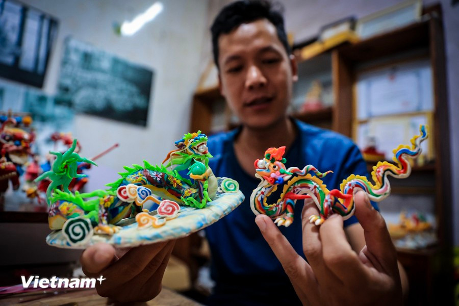 这两个龙形作品采用了两种风格：一是李朝时期的龙形，二是阮朝时期的龙形，展现了不同历史时期的龙文化特色。图自 越通社Vietnam+