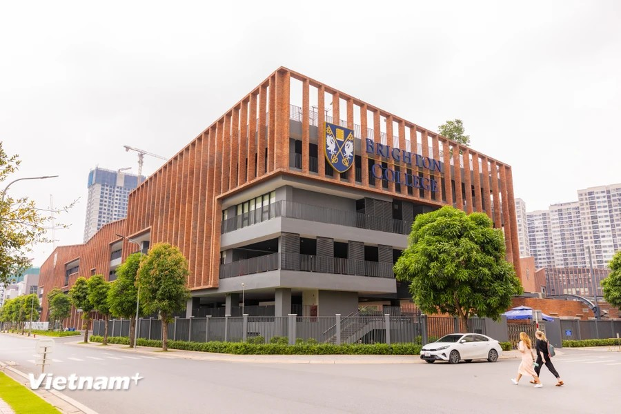布莱顿学院越南分校位于河内Vinhomes Ocean Park 都市区，占地3.4公顷，拥有现代化的基础设施，满足英国严格标准，为5至18岁的学生提供一个充满创意的学习环境。图自越通社