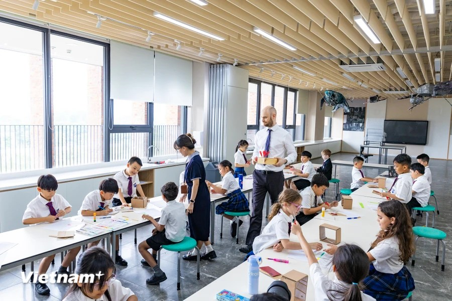 布莱顿学院越南分校分为Hampden、Fenwick、Chichester及Ryle等4栋教学楼。其名称是以对布莱顿学院发展做出巨大贡献的人物名字命名。图自越通社