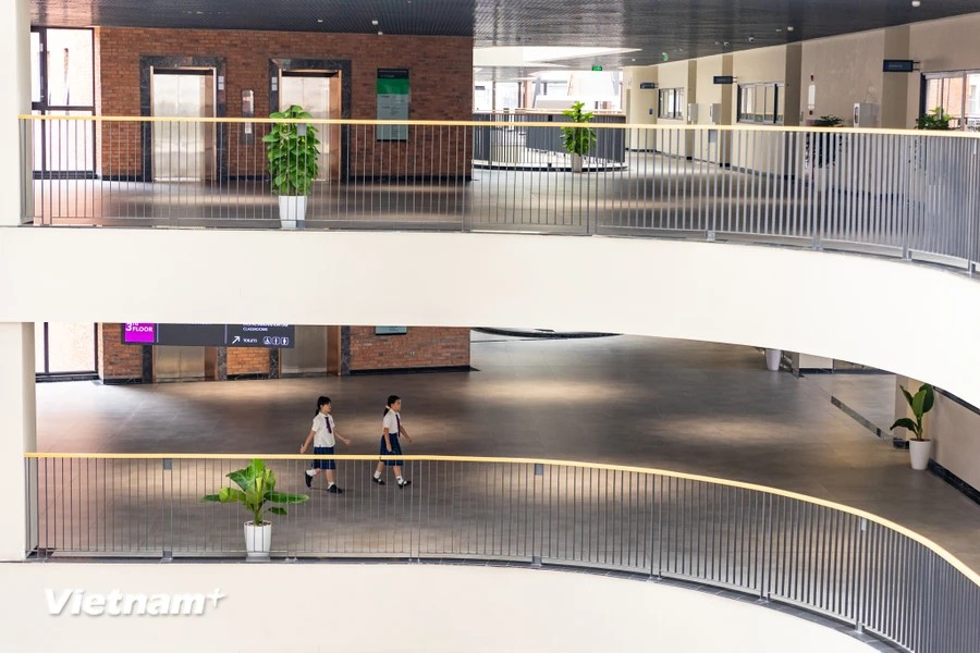 布莱顿学院越南分校董事会成员潘河水女士表示：“我们选择英国的教育因为该国家拥有发展的、完整的教育体系及高水平的教育质量。我们选择布莱顿学院因为这是英国的顶级学校，拥有符合越南的教育理念。尽管该校已有近200年的历史，但其创新性仍然备受赞誉。”图自越通社