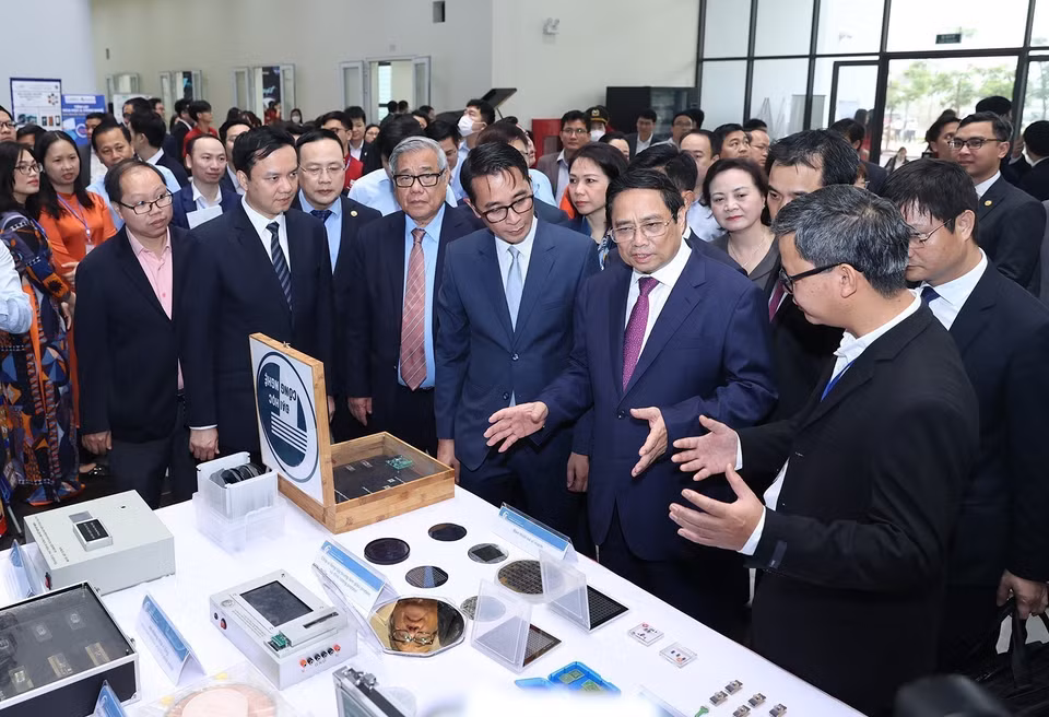 政府总理范明政参观河内国家大学和乐分校的加工与制造产品展览（2023/4/14）。图自 越通社