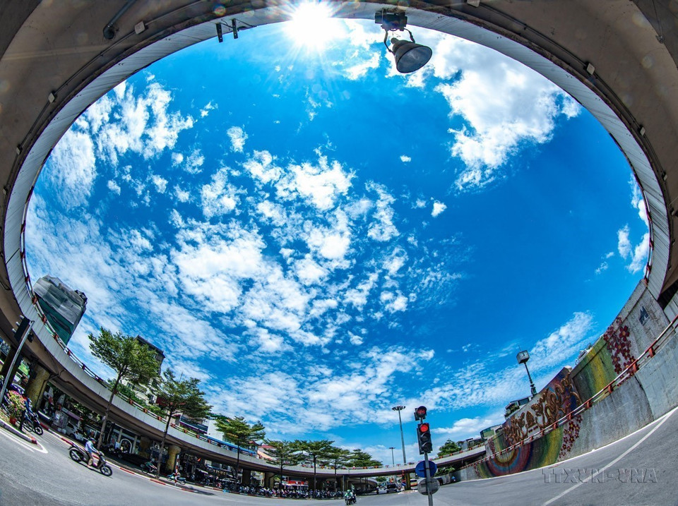 随着秋天的到来，河内的天空愈发湛蓝、清澈而高远，这正是首都一年中最美的时节。图自 越通社