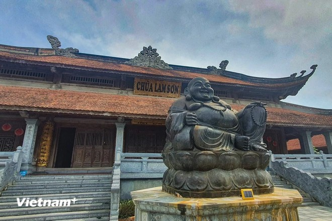 寺庙庭院中央有一尊由整块石头雕刻而成的巨型石雕弥勒佛。图自 越通社《Vietnam+》