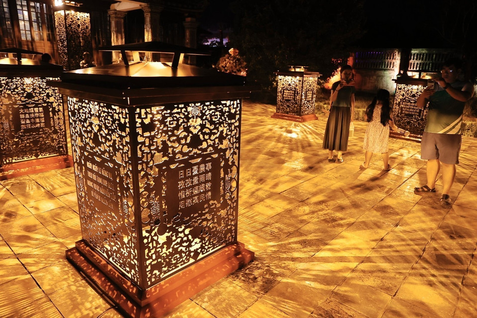 灯光盛宴将科技与艺术相结合，为游客带来别致的体验。图自 越通社