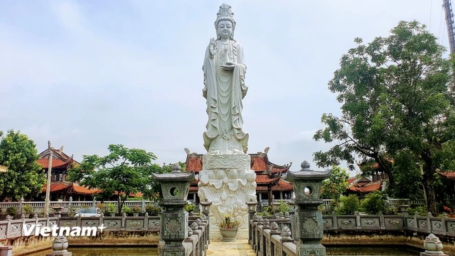 蓝山寺院早就成为当地居民和游客前来烧香拜佛的信仰标志。图自 越通社《Vietnam+》