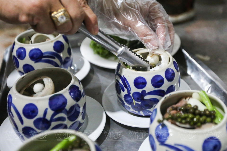 将金枪鱼眼放进陶瓷碗子以保持实物的热度。图自 越通社《越南画报》