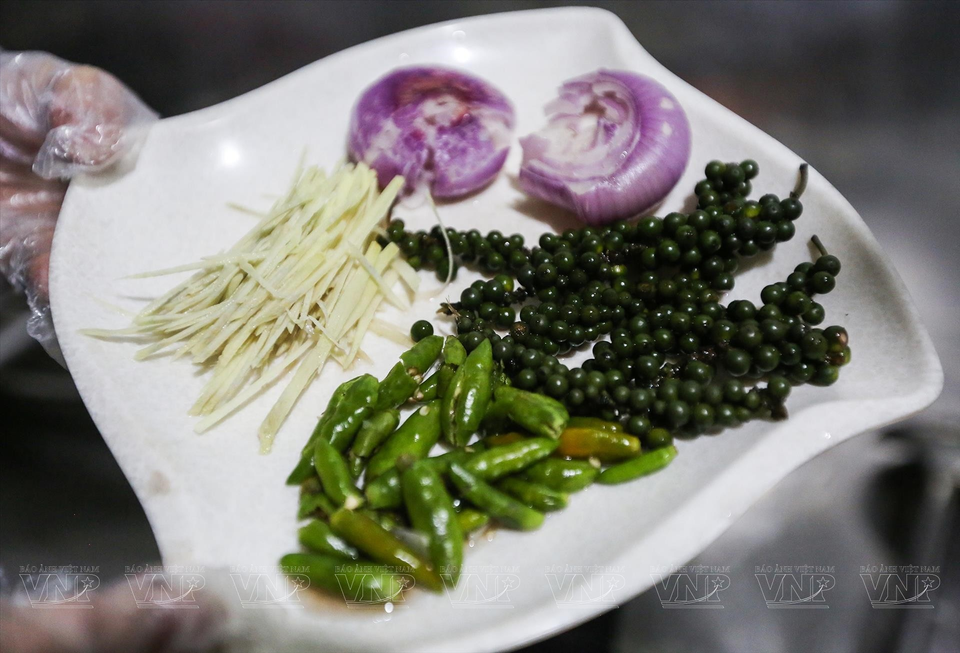 除了新鲜青椒外，辣椒、洋葱、姜等是金枪鱼眼的烹饪不可缺少的原料。图自 越通社《越南画报》