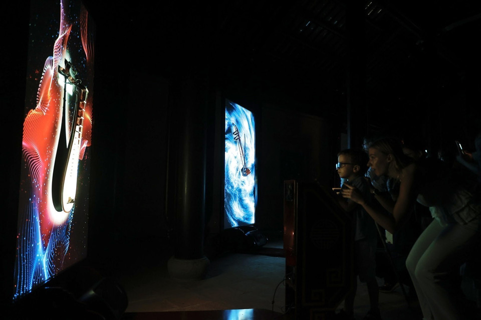 在音乐的烘托下，灯光秀给参加观众献上视觉和听觉盛宴。图自 越通社