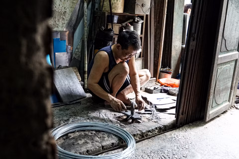 时过境迁但那叮叮当当的锤声与吱吱作响的铆焊声依旧在这条古街上回荡着，赋予了这里独特而鲜明的风貌。图自 越通社