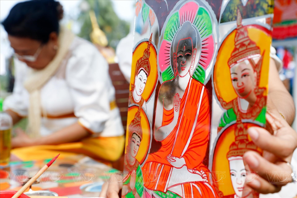 绘制完毕玻璃画色彩斑斓、生动逼真。图自 越通社《越南画报》