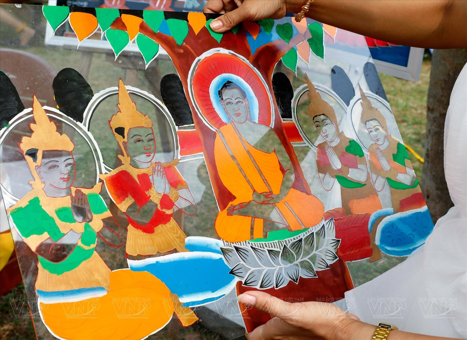 占族同胞的玻璃画技艺是独具特色的，需要保护与传承。图自 越通社《越南画报》