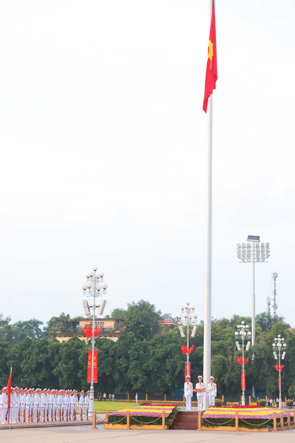 越南国旗升旗仪式在具有历史性意义的巴亭广场上举行，庆祝越南国庆79周年。图自 越通社