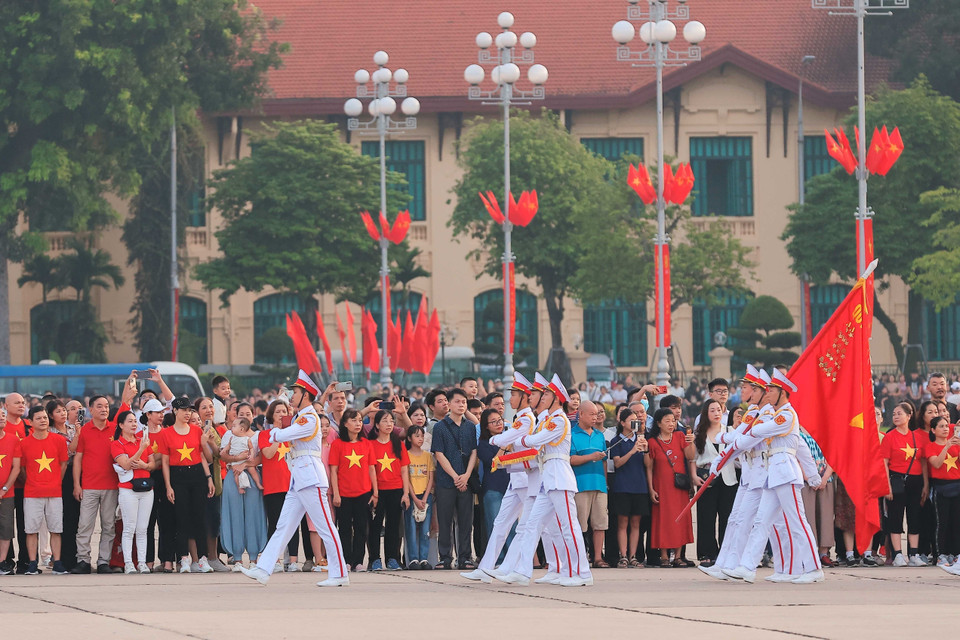 数千名越南民众聚集在巴亭广场见证了国庆79周年纪念日举行的庄严升旗仪式。图自 越通社
