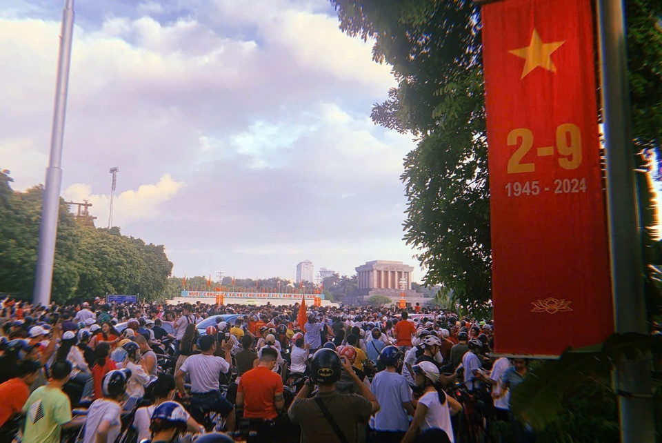 众多越南民众从清晨开始陆续前往巴亭广场，期待着国庆升旗仪式的庄严举行。图自 越通社