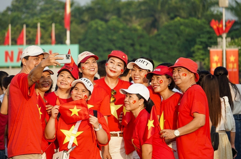 众多越南民众在国庆这一天聚集巴亭广场，一起合影留念。图自 越通社
