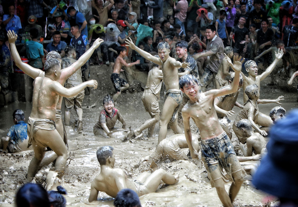 泥球摔跤节体现水稻种植居民祭祀太阳神，祈求风调雨顺，庄稼丰收的愿望。图自越通社