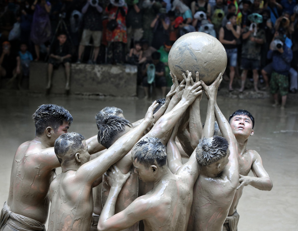 比赛用球是使用菠萝蜜木制作的，约重20公斤，象征着太阳。图自越通社