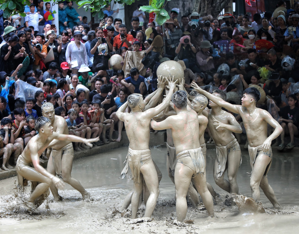 决赛中两队激烈争球的场面。图自越通社