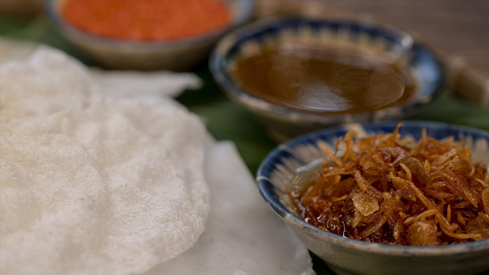 脆脆的米饼、软滑的白玫瑰与浓郁的蘸酱味相结合，越南中部的独特风味让人久久难忘。越通社《越南画报》