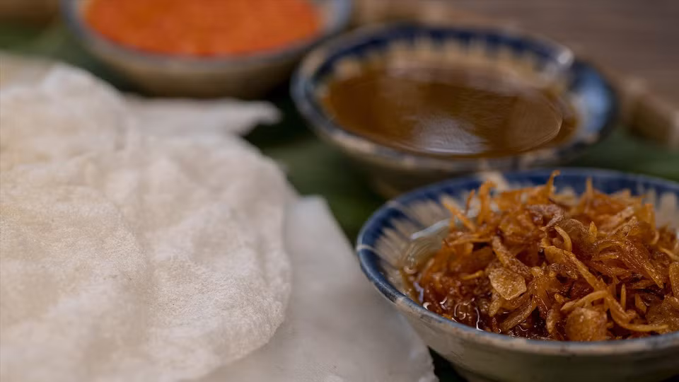 脆脆的米饼、软滑的白玫瑰与浓郁的蘸酱味相结合，越南中部的独特风味让人久久难忘。越通社《越南画报》