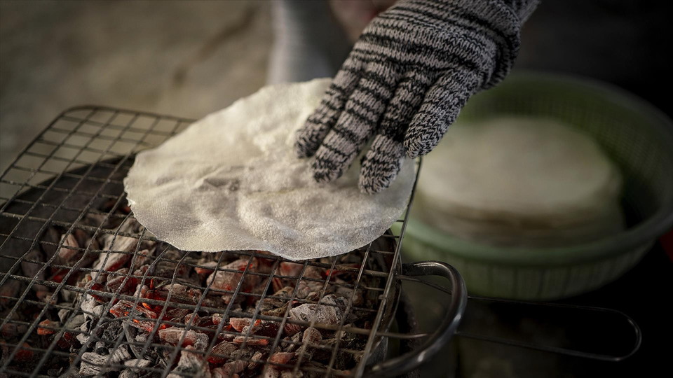 打饼也是白玫瑰演变而来的，区别在于趁着白玫瑰还热的时候，在其上面放上一层薄薄的米饼，然后将其烤至酥脆便可享用。越通社《越南画报》