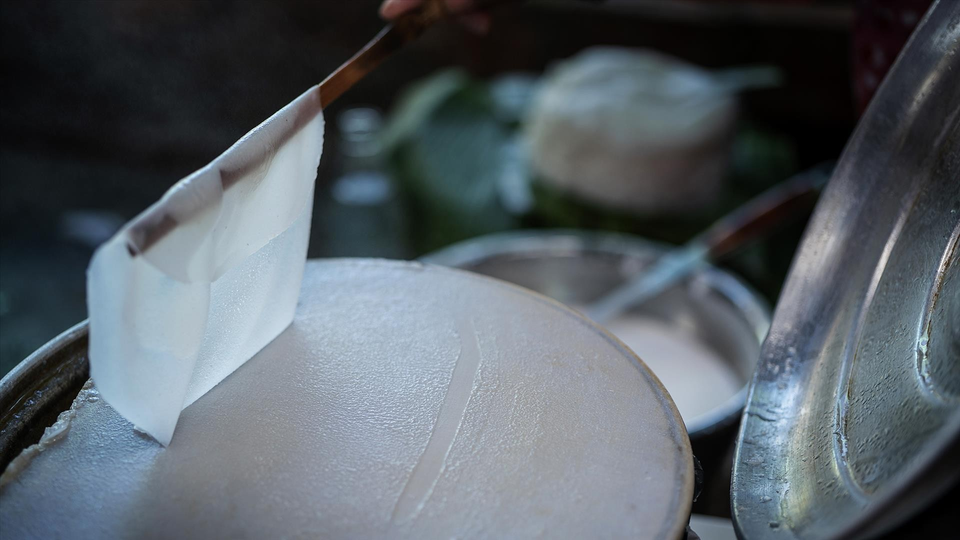 对于每一名越南中部的居民来说，由米粉制成的白玫瑰（bánh ướt）并不陌生。越通社《越南画报》