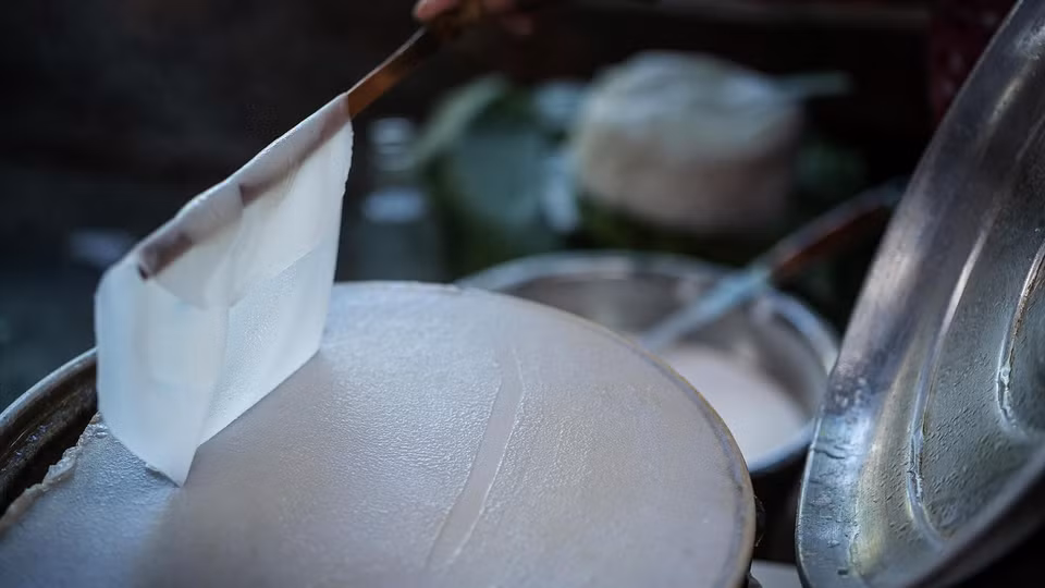 对于每一名越南中部的居民来说，由米粉制成的白玫瑰（bánh ướt）并不陌生。越通社《越南画报》