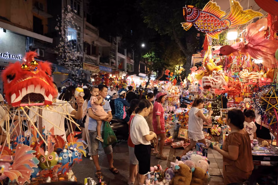 行马街上，市民们欢快地游玩，尽情采购中秋节的各种玩具。图自 越通社
